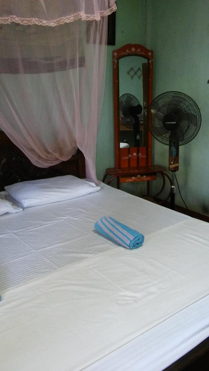 Thevindu Guest & Redmud Resturent Banduramulla ภายนอก รูปภาพ