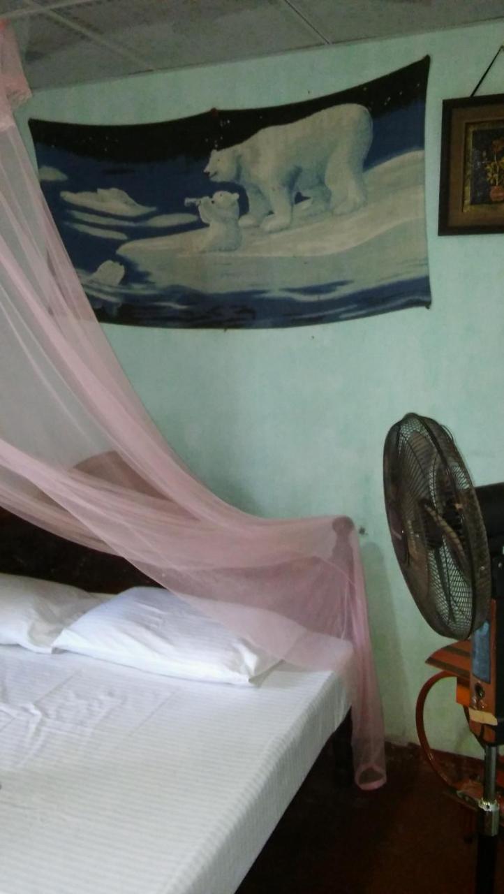 Thevindu Guest & Redmud Resturent Banduramulla ภายนอก รูปภาพ