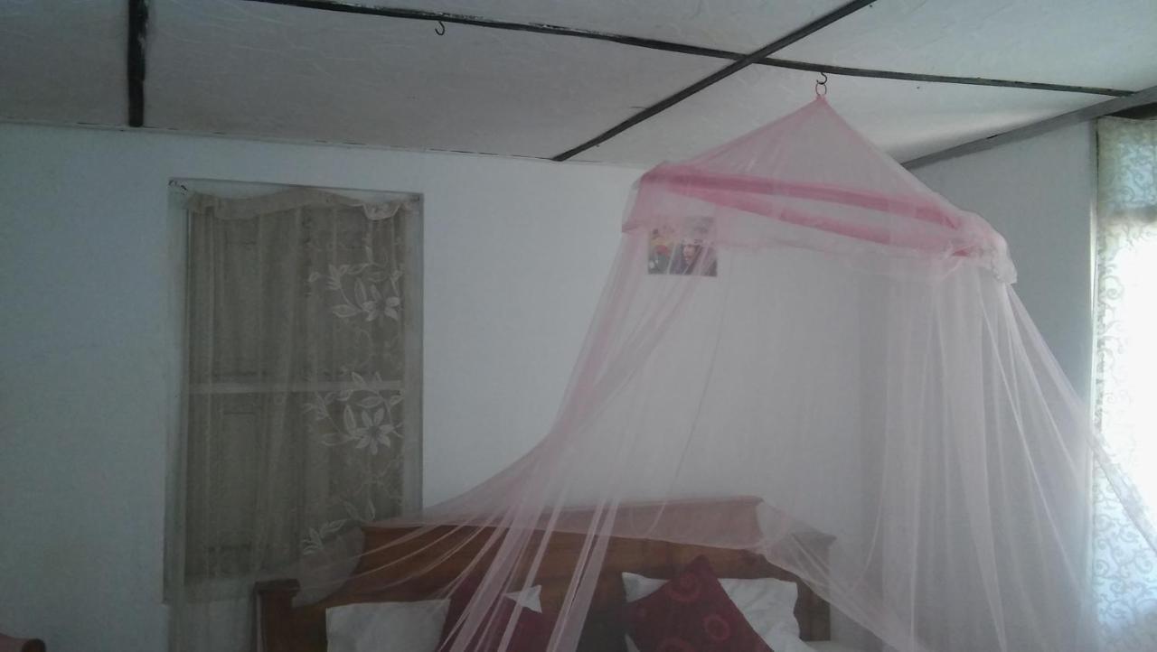 Thevindu Guest & Redmud Resturent Banduramulla ภายนอก รูปภาพ
