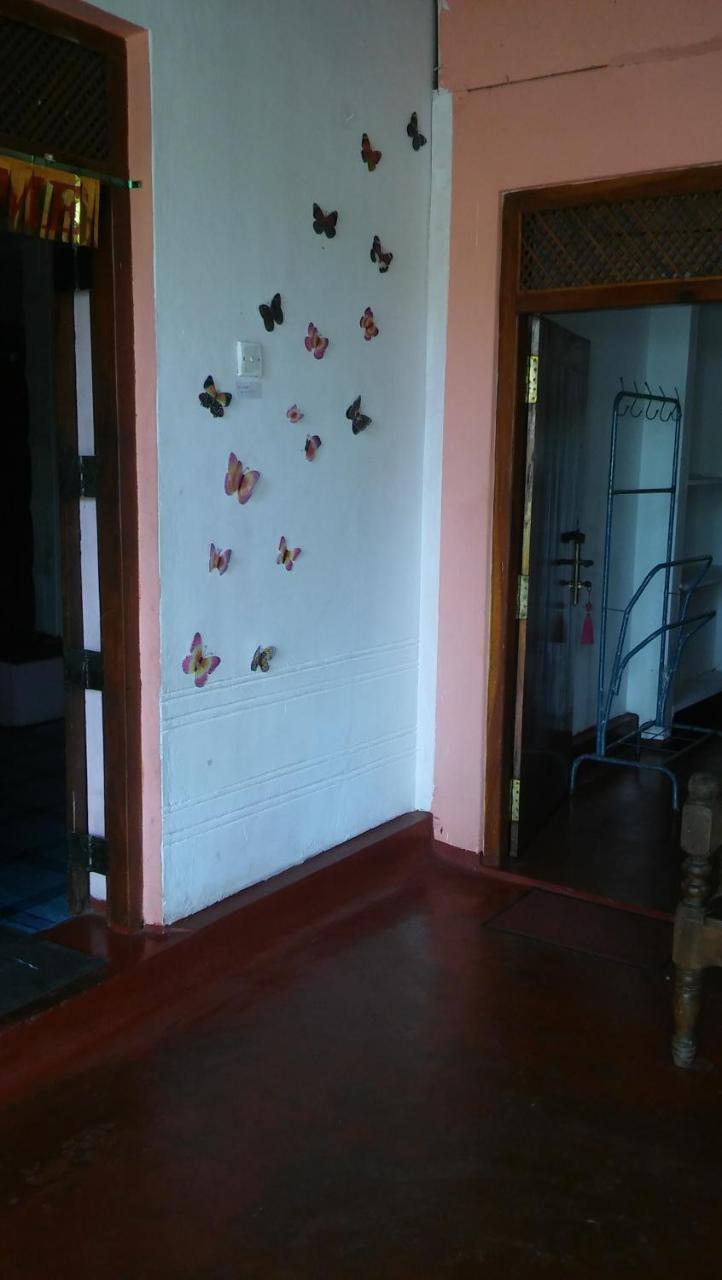 Thevindu Guest & Redmud Resturent Banduramulla ภายนอก รูปภาพ