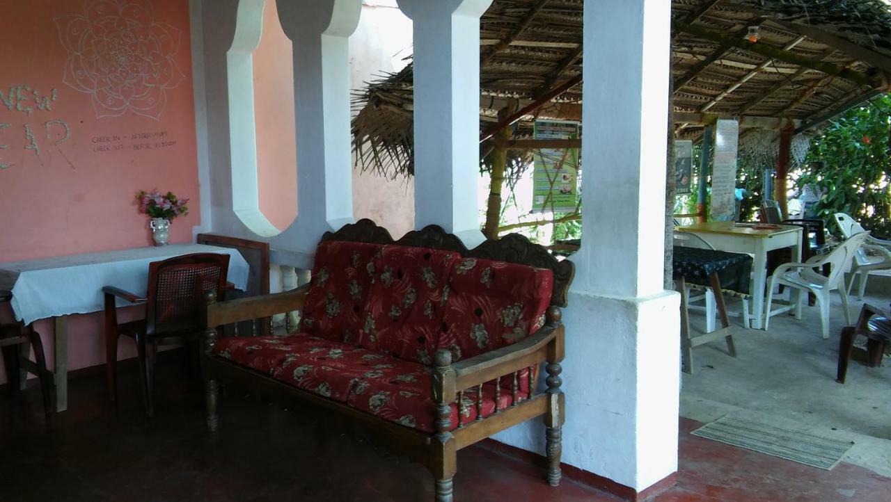 Thevindu Guest & Redmud Resturent Banduramulla ภายนอก รูปภาพ