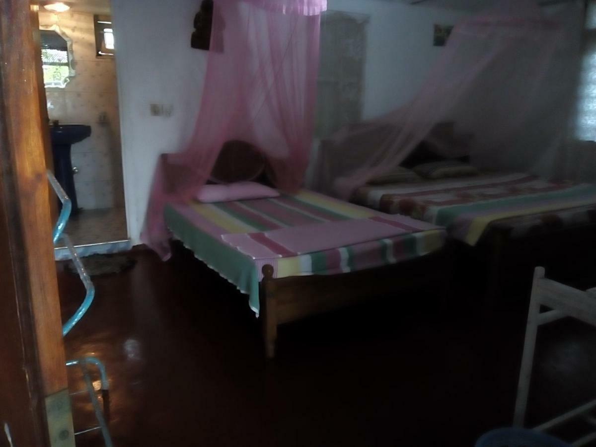 Thevindu Guest & Redmud Resturent Banduramulla ภายนอก รูปภาพ