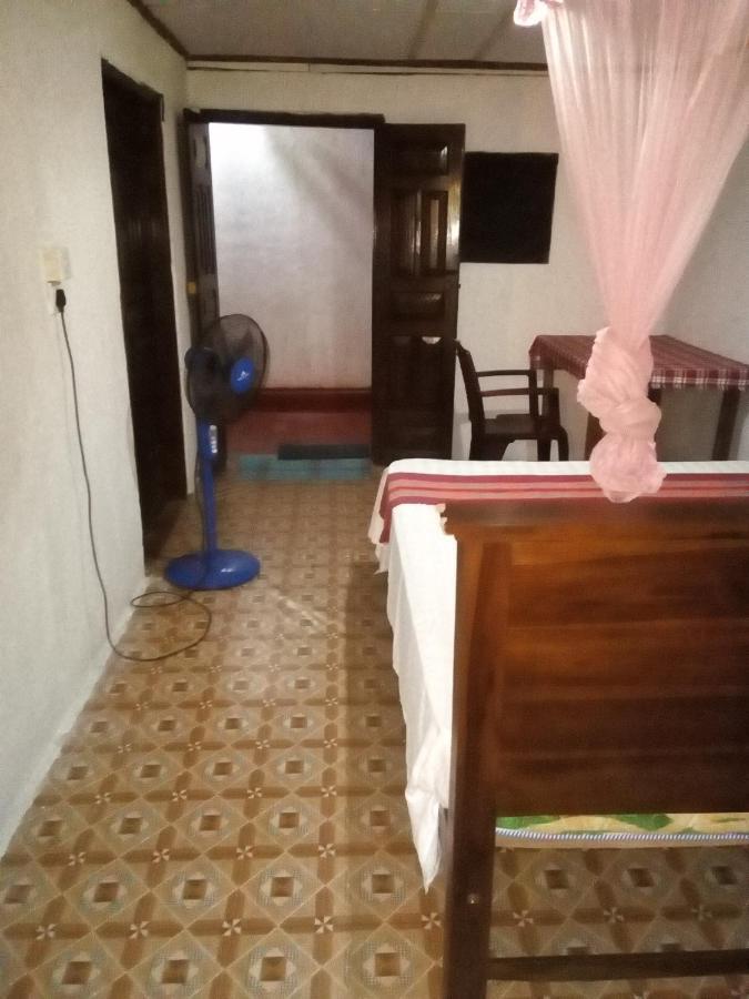 Thevindu Guest & Redmud Resturent Banduramulla ภายนอก รูปภาพ