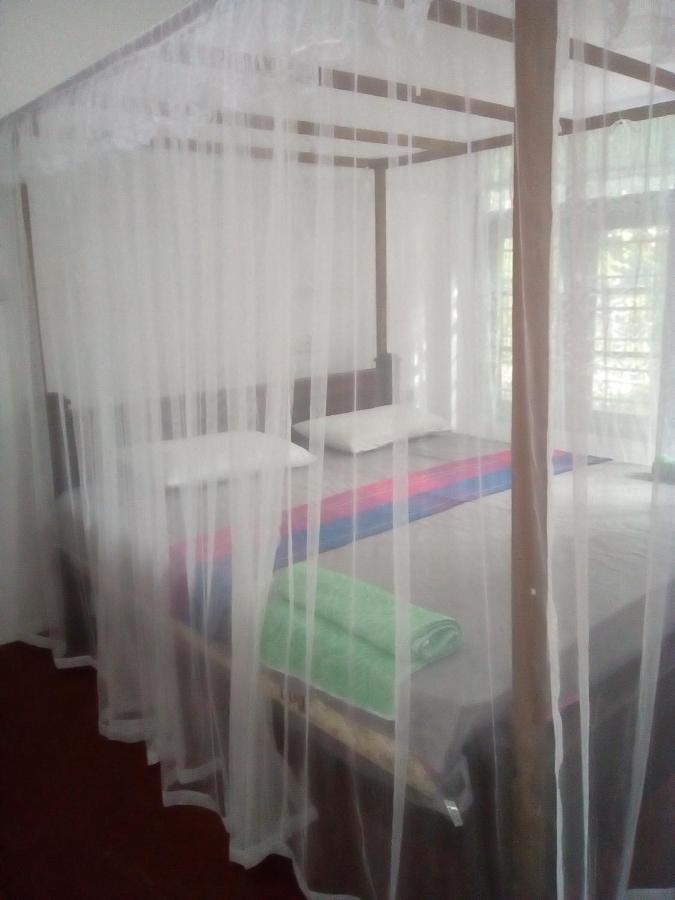 Thevindu Guest & Redmud Resturent Banduramulla ภายนอก รูปภาพ